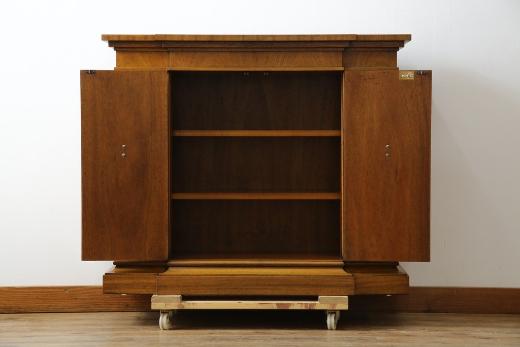 中古　美品　DREXEL HERITAGE(ドレクセルヘリテイジ)　FRANCHESCA(フランチェスカ)　リング取っ手が印象的なキャビネット　(R-074288)