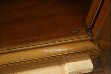 中古　美品　DREXEL HERITAGE(ドレクセルヘリテイジ)　FRANCHESCA(フランチェスカ)　リング取っ手が印象的なキャビネット　(R-074288)