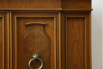 中古　美品　DREXEL HERITAGE(ドレクセルヘリテイジ)　FRANCHESCA(フランチェスカ)　リング取っ手が印象的なキャビネット　(R-074288)