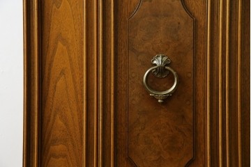 中古　美品　DREXEL HERITAGE(ドレクセルヘリテイジ)　FRANCHESCA(フランチェスカ)　リング取っ手が印象的なキャビネット　(R-074288)