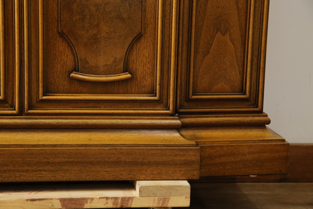 中古　美品　DREXEL HERITAGE(ドレクセルヘリテイジ)　FRANCHESCA(フランチェスカ)　リング取っ手が印象的なキャビネット　(R-074288)