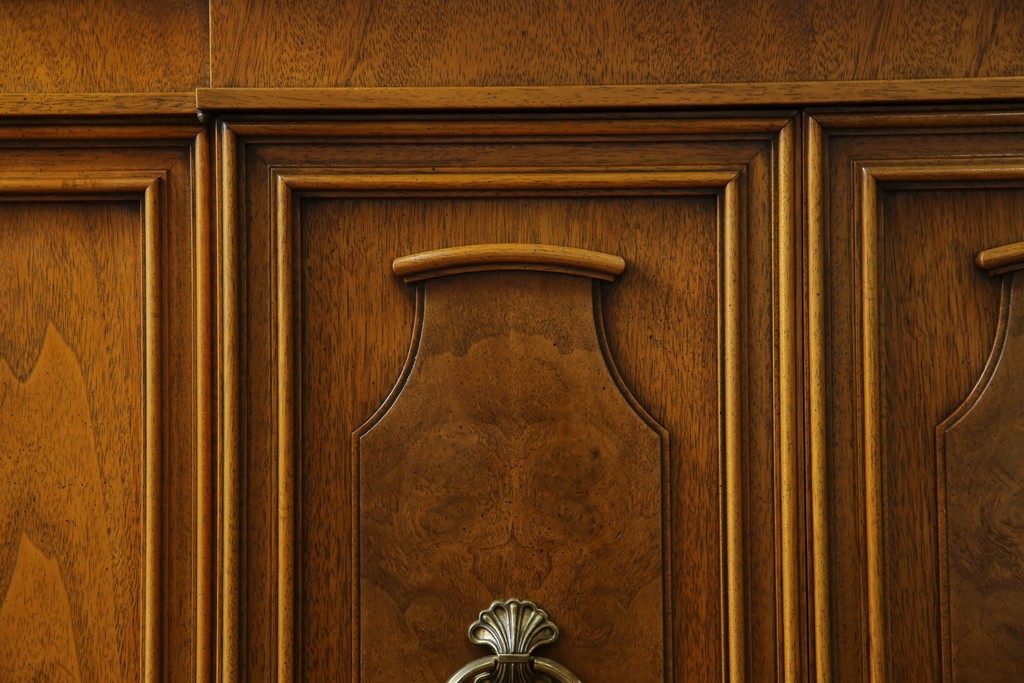 中古　美品　DREXEL HERITAGE(ドレクセルヘリテイジ)　FRANCHESCA(フランチェスカ)　リング取っ手が印象的なキャビネット　(R-074288)