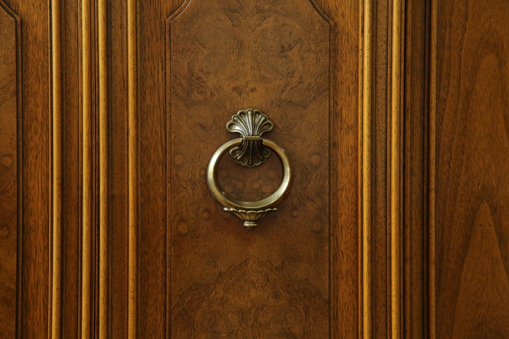 中古　美品　DREXEL HERITAGE(ドレクセルヘリテイジ)　FRANCHESCA(フランチェスカ)　リング取っ手が印象的なキャビネット　(R-074288)