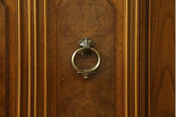 中古　美品　DREXEL HERITAGE(ドレクセルヘリテイジ)　FRANCHESCA(フランチェスカ)　リング取っ手が印象的なキャビネット　(R-074288)