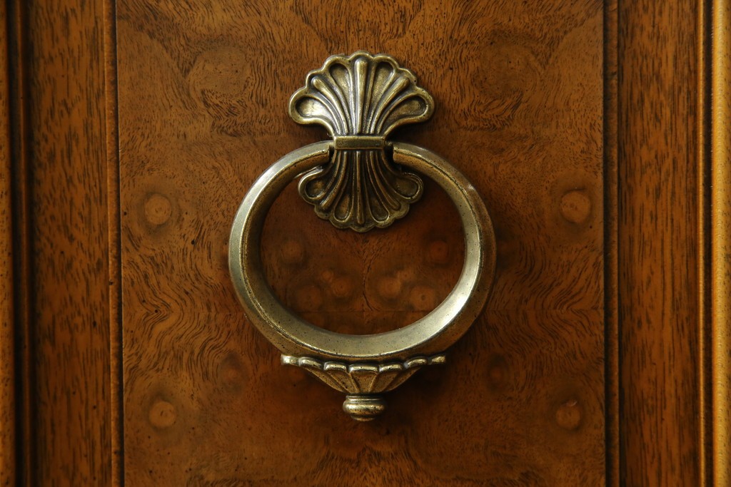 中古　美品　DREXEL HERITAGE(ドレクセルヘリテイジ)　FRANCHESCA(フランチェスカ)　リング取っ手が印象的なキャビネット　(R-074288)