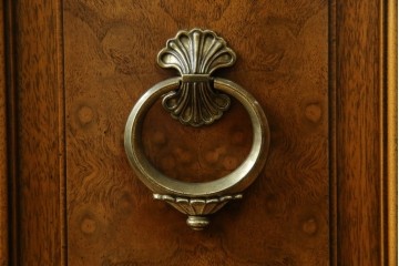 中古　美品　DREXEL HERITAGE(ドレクセルヘリテイジ)　FRANCHESCA(フランチェスカ)　リング取っ手が印象的なキャビネット　(R-074288)