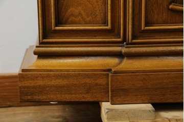 中古　美品　DREXEL HERITAGE(ドレクセルヘリテイジ)　FRANCHESCA(フランチェスカ)　リング取っ手が印象的なキャビネット　(R-074288)