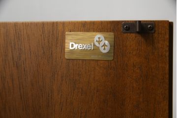 中古　DREXEL HERITAGE(ドレクセルヘリテイジ)　Triune(トライユン)　クラシカルな佇まいが魅力のコンソールテーブル(ホールチェスト、サイドボード、収納棚、戸棚、キャビネット)(定価約34万円)(R-074289)