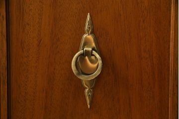 中古　DREXEL HERITAGE(ドレクセルヘリテイジ)　Triune(トライユン)　クラシカルな佇まいが魅力のコンソールテーブル(ホールチェスト、サイドボード、収納棚、戸棚、キャビネット)(定価約34万円)(R-074289)