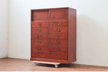 和製ビンテージ　美品　高級工芸家具　前面欅(ケヤキ)材　天板・側面タモ材　引き出し11杯　赤みがかった色味と杢目が魅力的な収納箪笥(衣装箪笥、整理タンス、チェスト、ドロワー、ヴィンテージ)(R-074291)