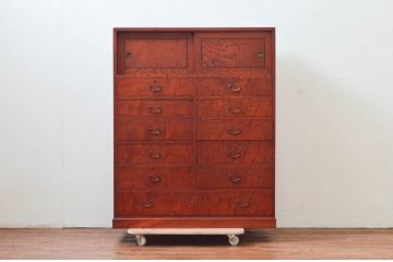 和製ビンテージ　美品　高級工芸家具　前面欅(ケヤキ)材　天板・側面タモ材　引き出し11杯　赤みがかった色味と杢目が魅力的な収納箪笥(衣装箪笥、整理タンス、チェスト、ドロワー、ヴィンテージ)(R-074291)