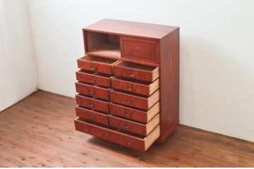 和製ビンテージ　美品　高級工芸家具　前面欅(ケヤキ)材　天板・側面タモ材　引き出し11杯　赤みがかった色味と杢目が魅力的な収納箪笥(衣装箪笥、整理タンス、チェスト、ドロワー、ヴィンテージ)(R-074291)