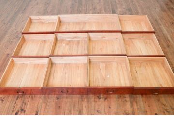 和製ビンテージ　美品　高級工芸家具　前面欅(ケヤキ)材　天板・側面タモ材　引き出し11杯　赤みがかった色味と杢目が魅力的な収納箪笥(衣装箪笥、整理タンス、チェスト、ドロワー、ヴィンテージ)(R-074291)