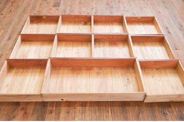 和製ビンテージ　美品　高級工芸家具　前面欅(ケヤキ)材　天板・側面タモ材　引き出し11杯　赤みがかった色味と杢目が魅力的な収納箪笥(衣装箪笥、整理タンス、チェスト、ドロワー、ヴィンテージ)(R-074291)