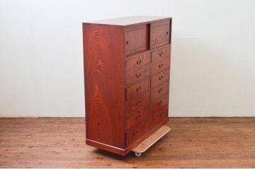 和製ビンテージ　美品　高級工芸家具　前面欅(ケヤキ)材　天板・側面タモ材　引き出し11杯　赤みがかった色味と杢目が魅力的な収納箪笥(衣装箪笥、整理タンス、チェスト、ドロワー、ヴィンテージ)(R-074291)