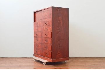 和製ビンテージ　美品　高級工芸家具　前面欅(ケヤキ)材　天板・側面タモ材　引き出し11杯　赤みがかった色味と杢目が魅力的な収納箪笥(衣装箪笥、整理タンス、チェスト、ドロワー、ヴィンテージ)(R-074291)