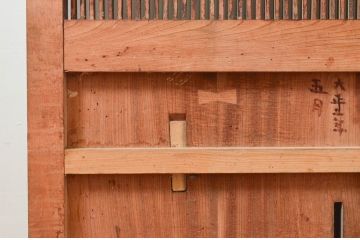 アンティーク建具　総欅(ケヤキ)材　長い時を経て刻まれた味わいが魅力の格子蔵戸1枚(玄関戸、引き戸)(R-074293)