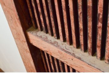 アンティーク建具　総欅(ケヤキ)材　長い時を経て刻まれた味わいが魅力の格子蔵戸1枚(玄関戸、引き戸)(R-074293)