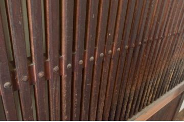 アンティーク建具　檜(ヒノキ)材・欅(ケヤキ)材　長い時を経て刻まれた味わいが魅力の格子蔵戸1枚(玄関戸、引き戸)(R-074294)