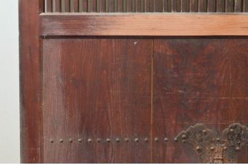 アンティーク建具　檜(ヒノキ)材・欅(ケヤキ)材　長い時を経て刻まれた味わいが魅力の格子蔵戸1枚(玄関戸、引き戸)(R-074294)