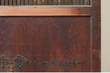 アンティーク建具　檜(ヒノキ)材・欅(ケヤキ)材　長い時を経て刻まれた味わいが魅力の格子蔵戸1枚(玄関戸、引き戸)(R-074294)