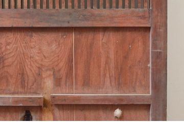 アンティーク建具　檜(ヒノキ)材・欅(ケヤキ)材　長い時を経て刻まれた味わいが魅力の格子蔵戸1枚(玄関戸、引き戸)(R-074294)