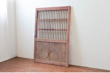 アンティーク建具　古い木味や錆びた金具が時代の流れを感じる格子蔵戸1枚(玄関戸、引き戸)(R-074295)