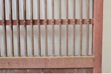 アンティーク建具　古い木味や錆びた金具が時代の流れを感じる格子蔵戸1枚(玄関戸、引き戸)(R-074295)
