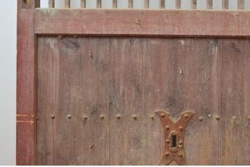 アンティーク建具　古い木味や錆びた金具が時代の流れを感じる格子蔵戸1枚(玄関戸、引き戸)(R-074295)