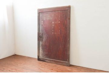 アンティーク建具　総欅(ケヤキ)材　巾着金具　赤みがかった美しい木色と縁起物の金具が魅力の蔵戸1枚(玄関戸、引き戸)(R-074296)