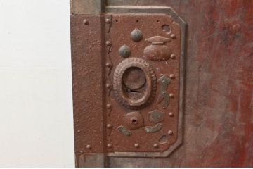 アンティーク建具　総欅(ケヤキ)材　巾着金具　赤みがかった美しい木色と縁起物の金具が魅力の蔵戸1枚(玄関戸、引き戸)(R-074296)