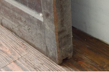 アンティーク建具　総欅(ケヤキ)材　巾着金具　赤みがかった美しい木色と縁起物の金具が魅力の蔵戸1枚(玄関戸、引き戸)(R-074296)