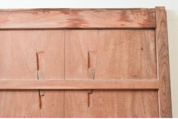アンティーク建具　総欅(ケヤキ)材　巾着金具　赤みがかった美しい木色と縁起物の金具が魅力の蔵戸1枚(玄関戸、引き戸)(R-074296)