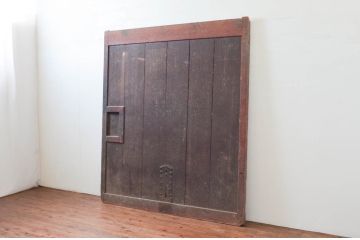 アンティーク建具　枠檜(ヒノキ)材・板部栗(クリ)材　時を経た風合いが楽しめる蔵戸1枚(玄関戸、引き戸)(R-074297)