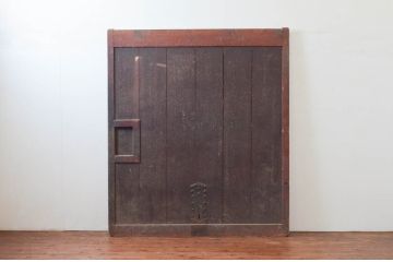 アンティーク建具　枠檜(ヒノキ)材・板部栗(クリ)材　時を経た風合いが楽しめる蔵戸1枚(玄関戸、引き戸)(R-074297)