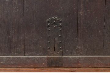 アンティーク建具　枠檜(ヒノキ)材・板部栗(クリ)材　時を経た風合いが楽しめる蔵戸1枚(玄関戸、引き戸)(R-074297)