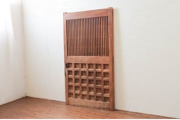 アンティーク建具　総欅(ケヤキ)材　堂々とした佇まいが存在感を放つ格子蔵戸1枚(きつね格子、狐格子、玄関戸、引き戸、枡格子、マス目、升目)(R-074298)