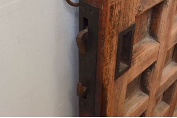アンティーク建具　総欅(ケヤキ)材　堂々とした佇まいが存在感を放つ格子蔵戸1枚(きつね格子、狐格子、玄関戸、引き戸、枡格子、マス目、升目)(R-074298)