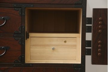 中古　欅(ケヤキ)材　和の空間づくりにおすすめな民芸箪笥(和箪笥、収納箪笥、衣装箪笥、整理箪笥、チェスト、引き出し)(R-074302)