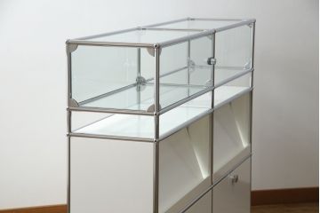 中古　USMハラー(USM Haller)　鍵付きショーケースが魅力の鉄製キャビネット(収納棚、ラック、飾り棚、陳列棚、ガラスケース、店舗什器)(R-074303)