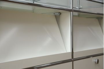 中古　USMハラー(USM Haller)　鍵付きショーケースが魅力の鉄製キャビネット(収納棚、ラック、飾り棚、陳列棚、ガラスケース、店舗什器)(R-074303)