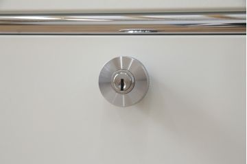中古　USMハラー(USM Haller)　鍵付きショーケースが魅力の鉄製キャビネット(収納棚、ラック、飾り棚、陳列棚、ガラスケース、店舗什器)(R-074303)