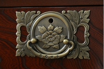 中古　美品!!　四国・高松　飛鳥民芸家具　堂々とした佇まいの欅(ケヤキ)箪笥サイドボード　(R-074304)