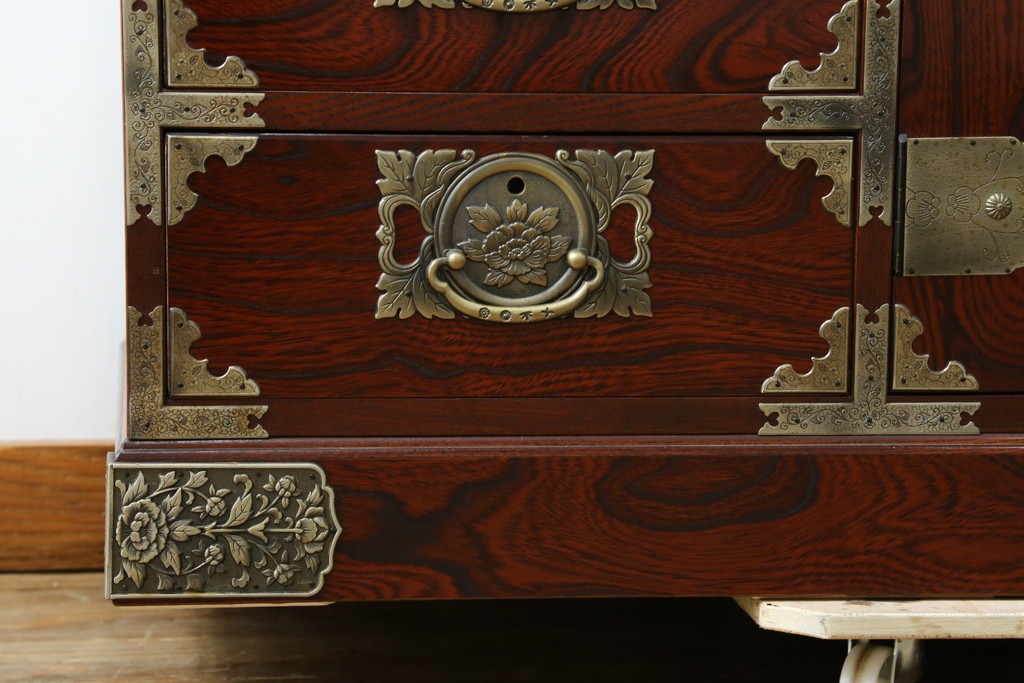 中古　美品!!　四国・高松　飛鳥民芸家具　堂々とした佇まいの欅(ケヤキ)箪笥サイドボード　(R-074304)