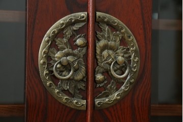 中古　美品!!　四国・高松　飛鳥民芸家具　堂々とした佇まいの欅(ケヤキ)箪笥サイドボード　(R-074304)