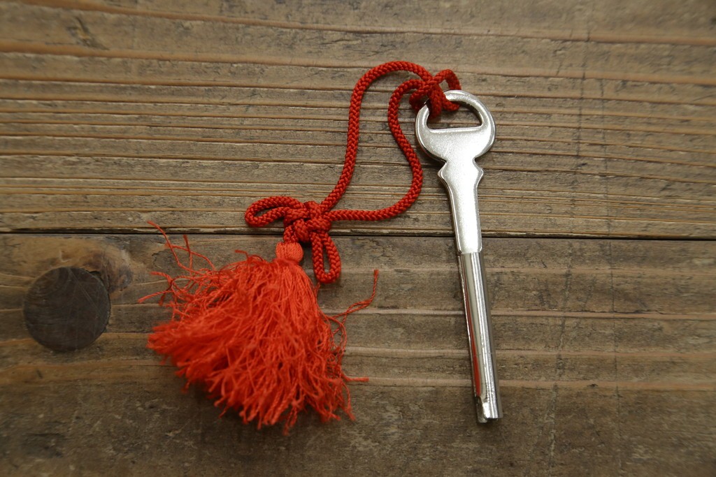 中古　美品!!　四国・高松　飛鳥民芸家具　堂々とした佇まいの欅(ケヤキ)箪笥サイドボード　(R-074304)