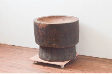 和製アンティーク　欅(ケヤキ)材　使い込まれた風合いが趣溢れる臼(ウス、うす、ディスプレイ、DIY、ガーデニング)(R-074306)