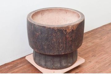 和製アンティーク　欅(ケヤキ)材　使い込まれた風合いが趣溢れる臼(ウス、うす、ディスプレイ、DIY、ガーデニング)(R-074306)