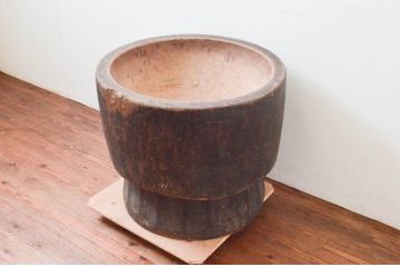 和製アンティーク　欅(ケヤキ)材　使い込まれた風合いが趣溢れる臼(ウス、うす、ディスプレイ、DIY、ガーデニング)(R-074306)