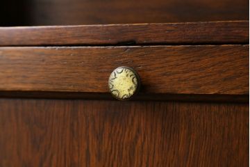 イギリスアンティーク　オーク材　こだわりを感じるデザインが魅力的なアールデコスタイルのサイドボード(サイドキャビネット、収納棚、戸棚、英国)(R-074309)